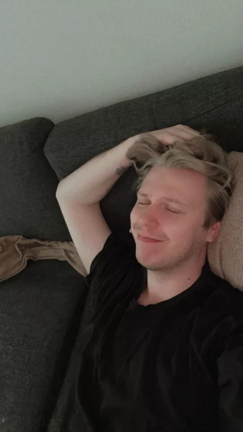 Finally have my days off so anyone wanna play apex? ( i know i need a haircut😄) by SourGaymer