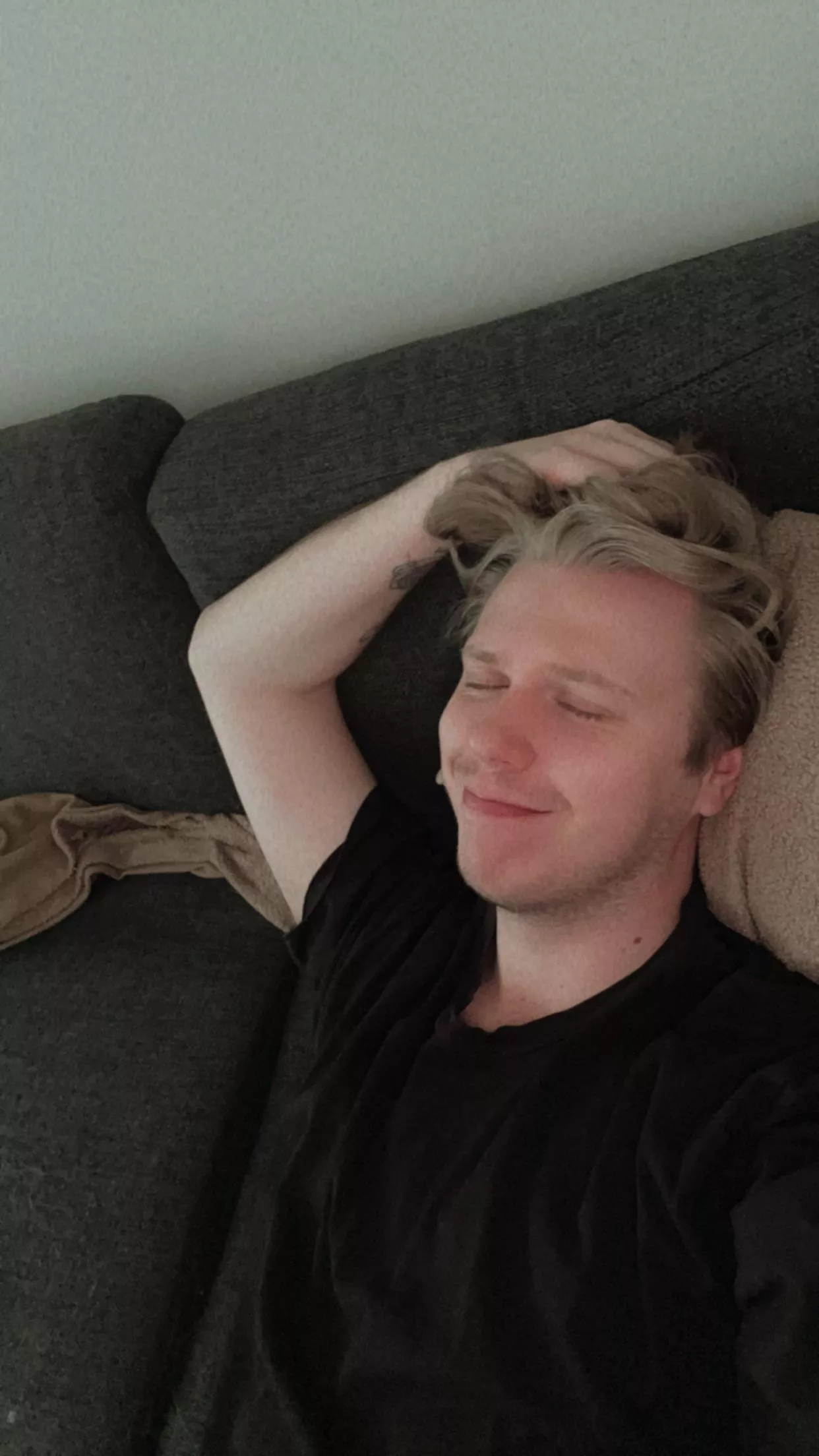 Finally have my days off so anyone wanna play apex? ( i know i need a haircut😄) posted by SourGaymer