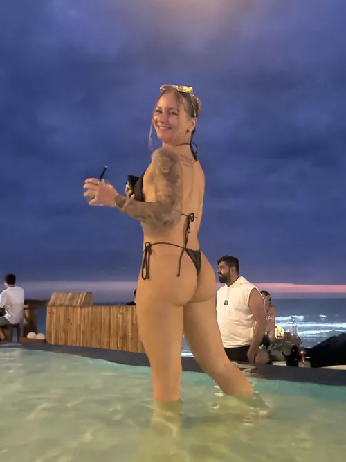 I feel sexy in bikinis (f) by lewis_hidden