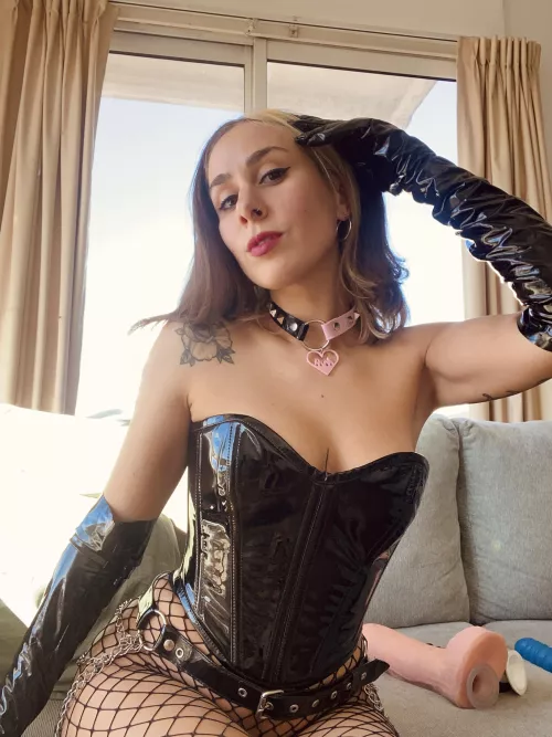 Looking good in my latex corset by le_etoile_