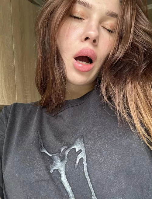 A guy from Tinder stained a fresh T-shirt right in the cafe toilet by apple_only_