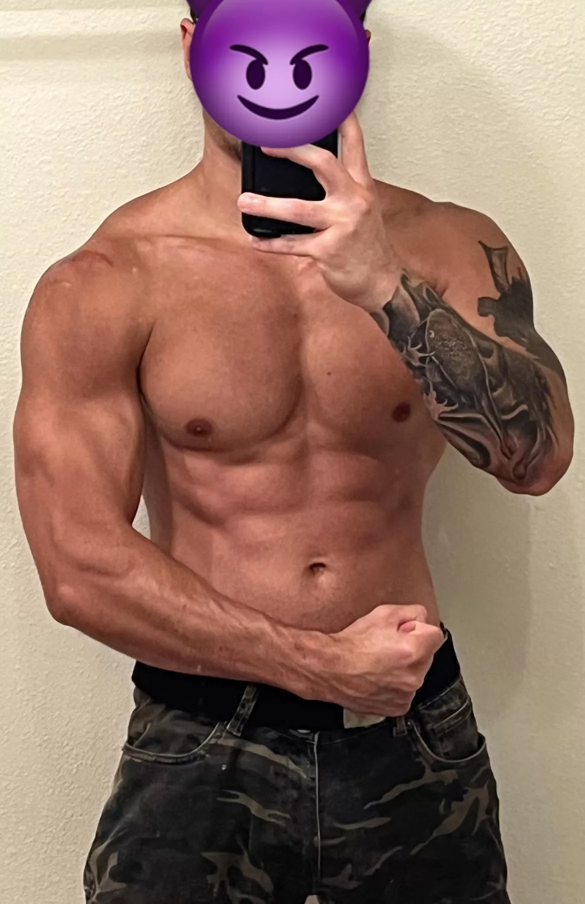 Feeling tan and lean in my military pants 😊💪🏽😉 posted by TheeGuyDerek