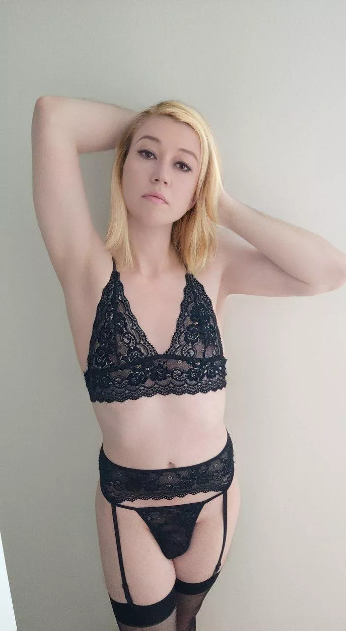 first time showing my face... would you push it into the pillow? posted by femboyrobynxo