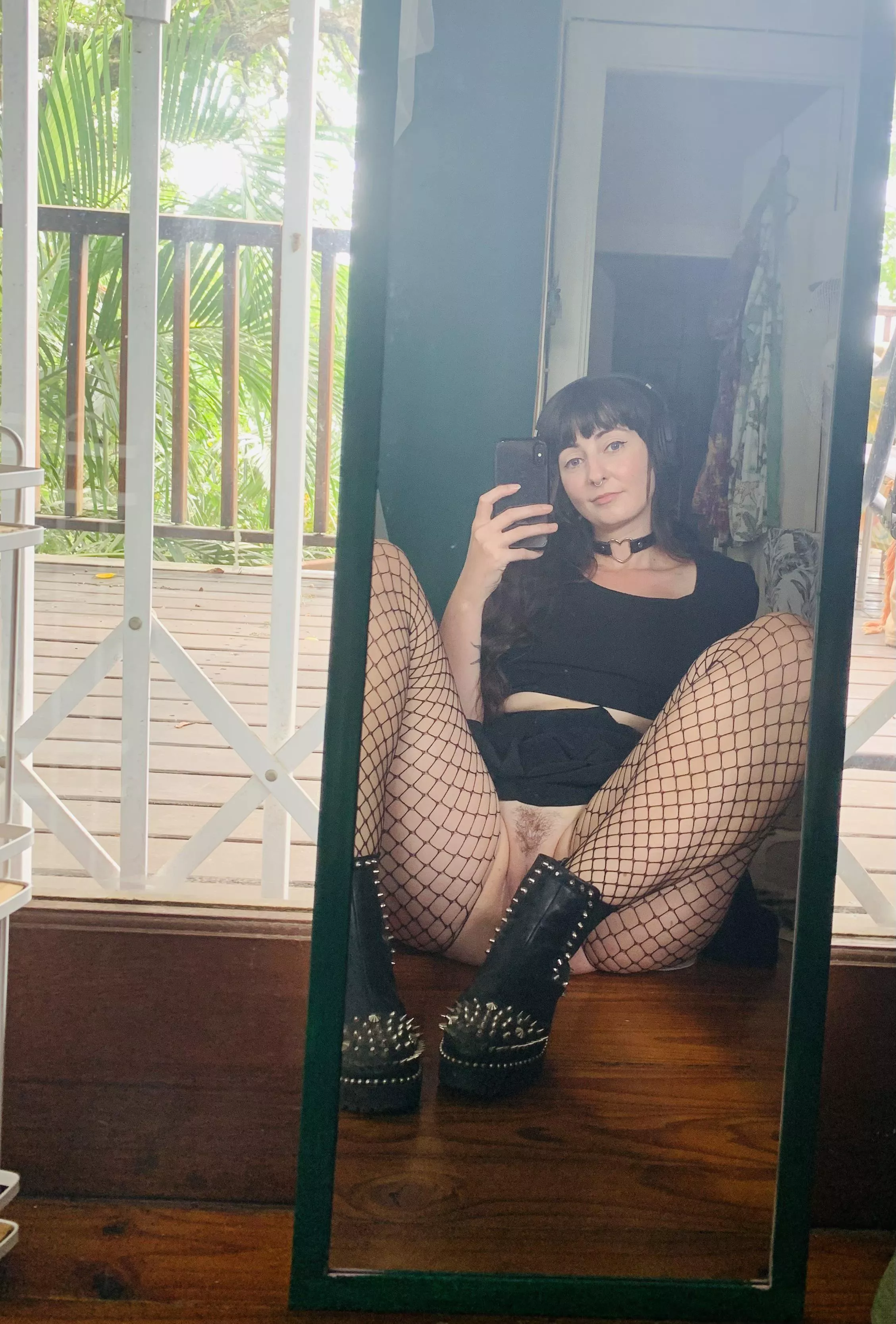 Maybe you should try dating an alt girl… posted by Scarlet-is-here