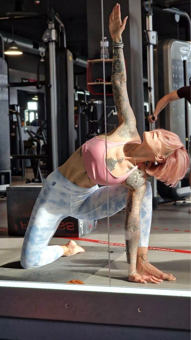 Sweaty and sexy: a MILF in the gym is always a good look posted by YourQueen4