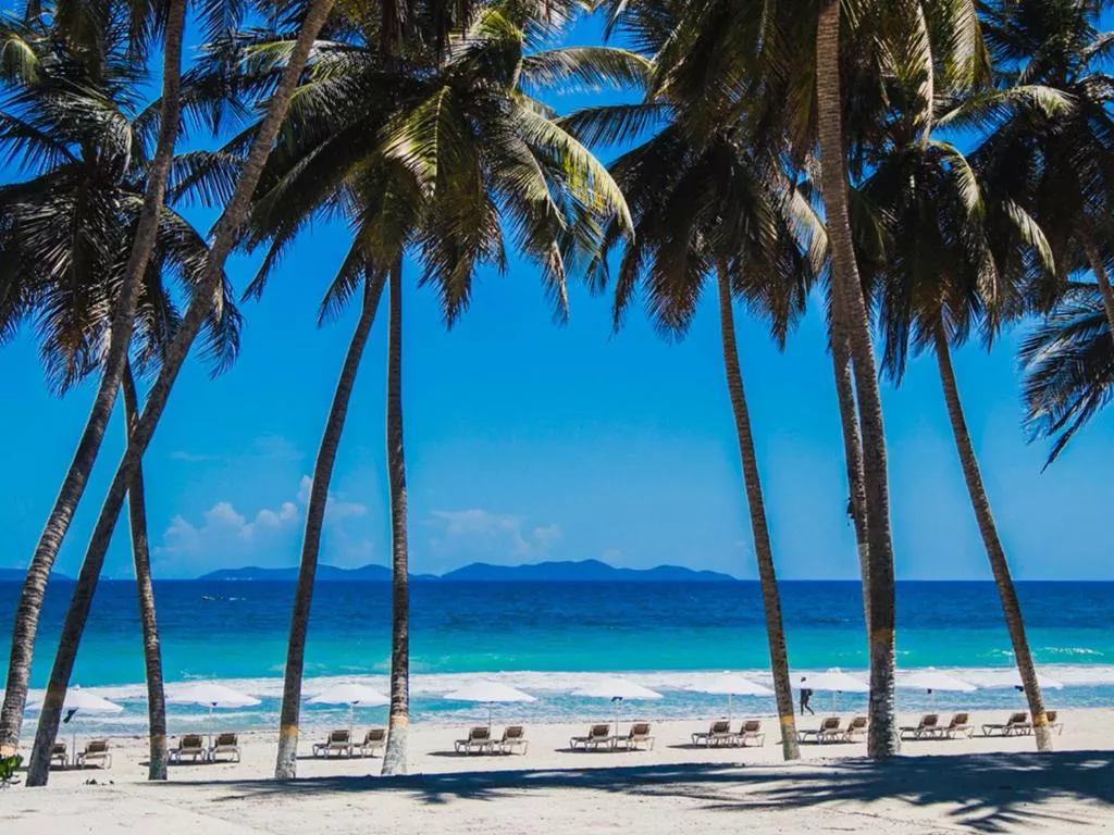 This beautiful paradise is called Playa El Agua in Venezuela. posted by Aidablancof