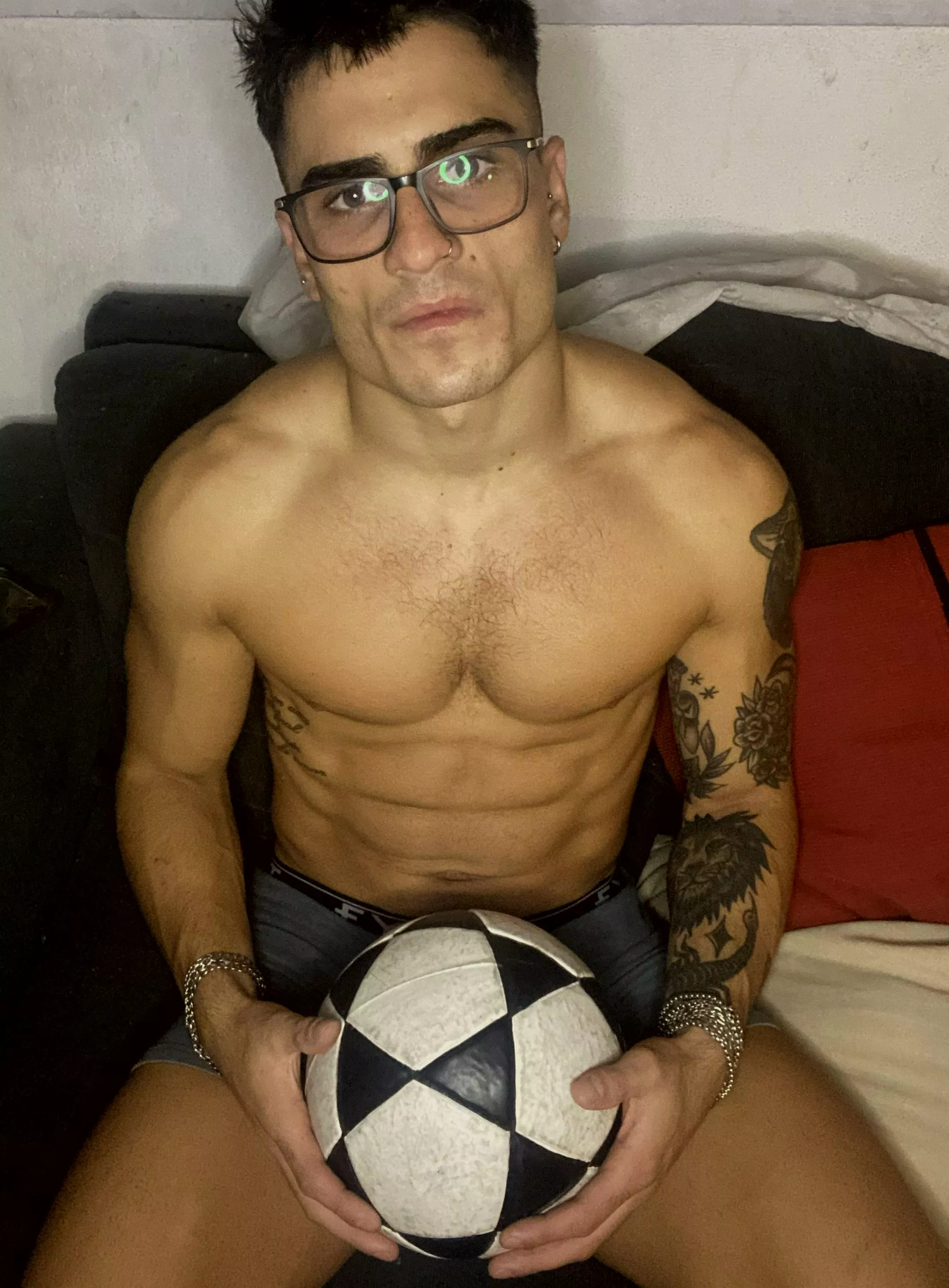 [24] staring contest: loser gets to taste this soccer player  posted by OliverKinggxoxo
