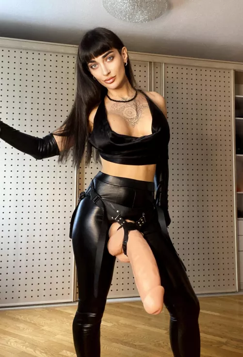 Aren't you afraid to look down? This gorgeous beast can't be contained by 2hott2btrue