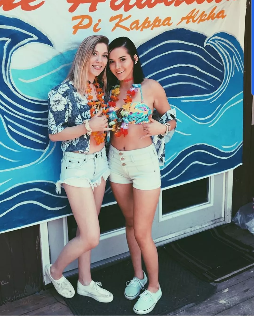 Hawwai babes  posted by YabbaDoobie