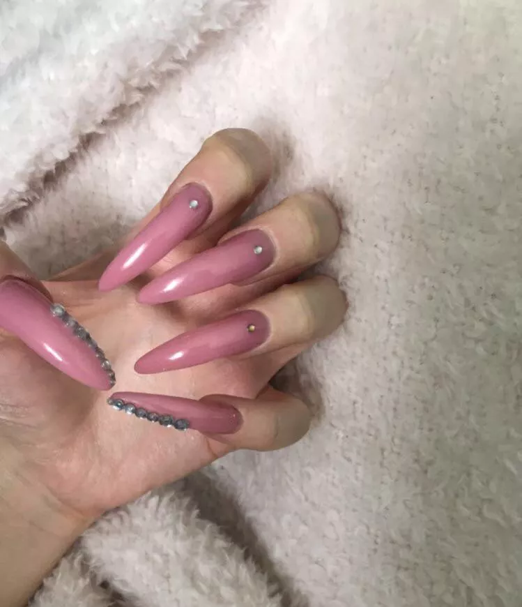 pink💅🏻 posted by charlotteventurax