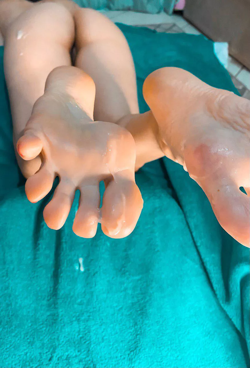 Reverse footjob finisher never fails! posted by LettyFeetOF