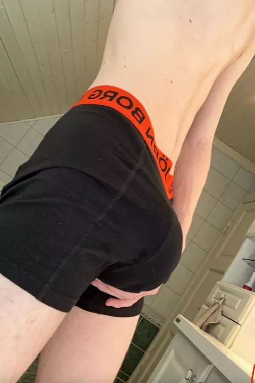 Who here likes twink bulge😋💭 by New-Definition-3606