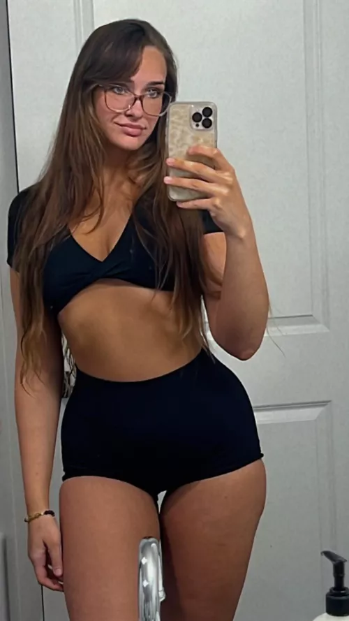 Blondes have more fun, but brunettes can read.  by ellaestrid