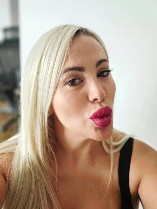 Feeling cute today with my pillows  by flakissmtl