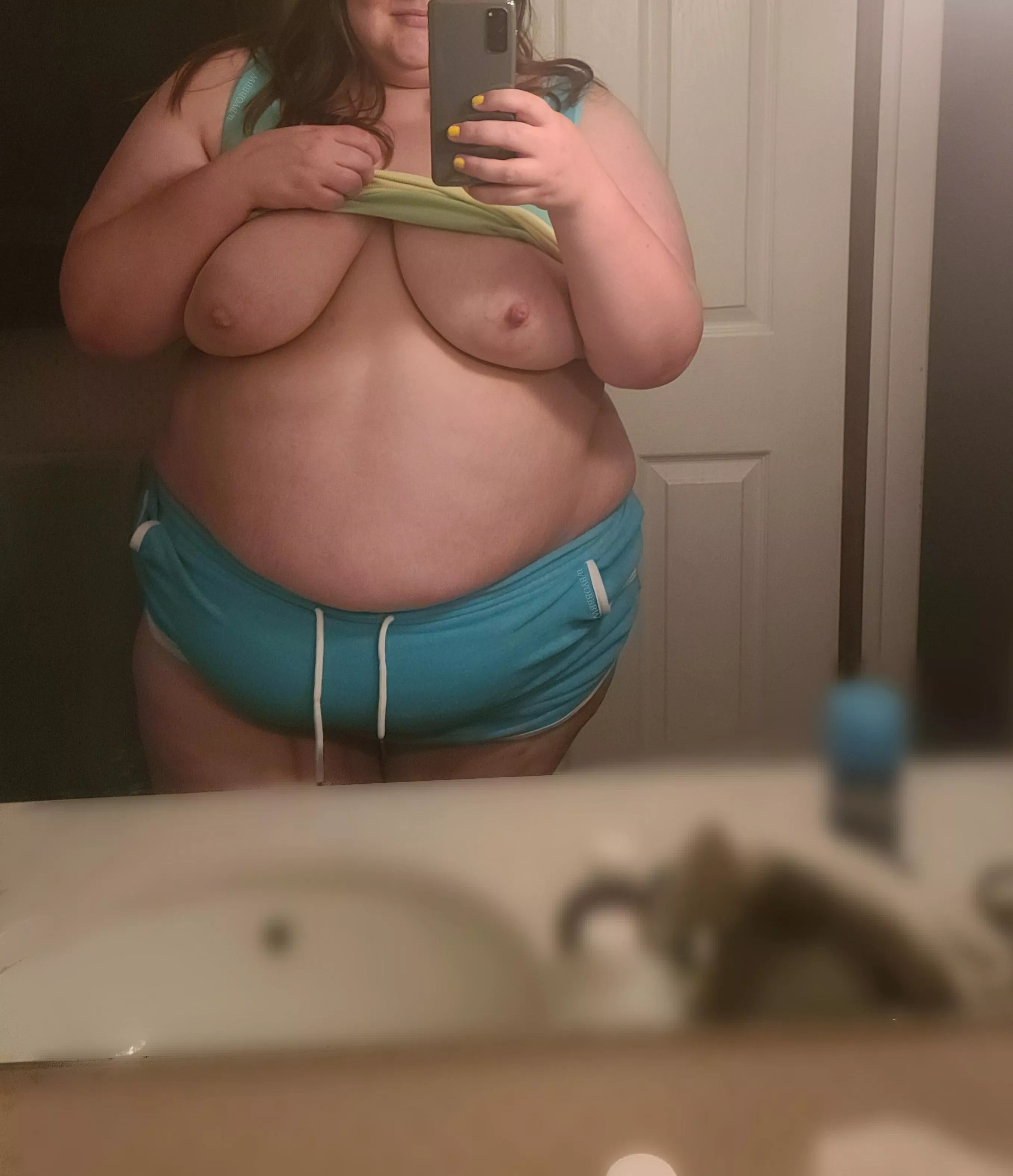 Shirt likes to ride up, so thought I'd give it a hand ;) posted by BYOBBBW