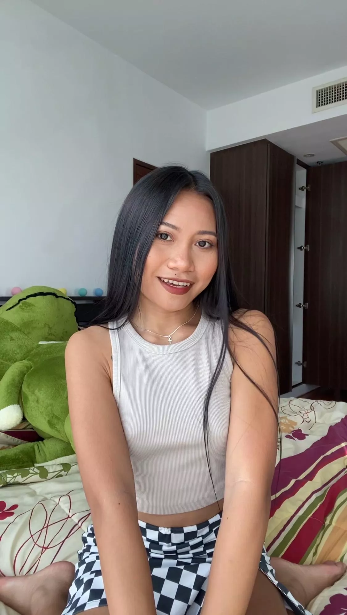 What's the first word you think of when you look at me? posted by itsmewoon