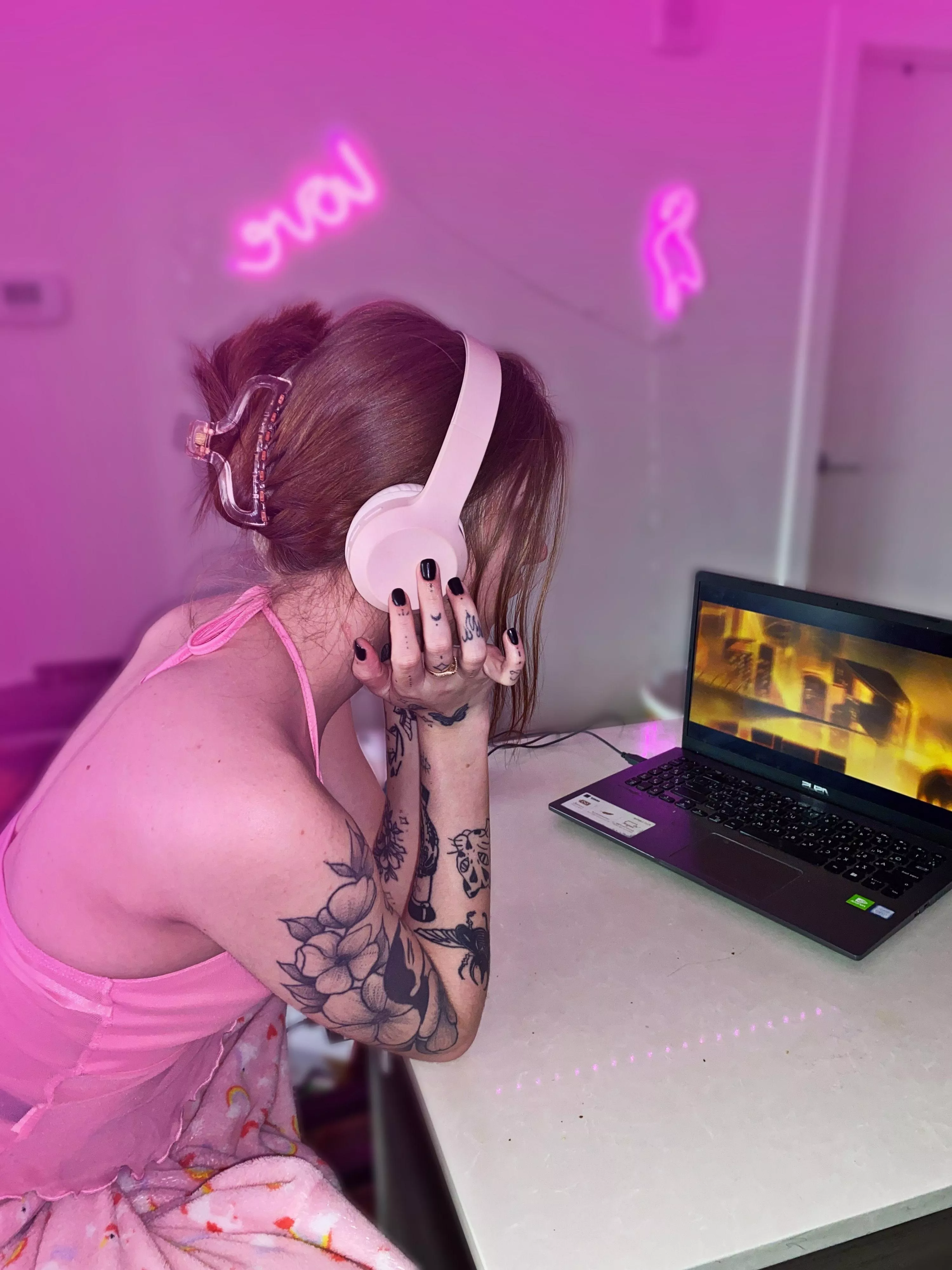 Would you like to distract me posted by Mari_Yummy