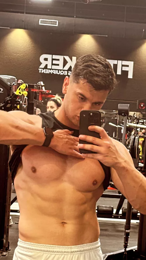 Don’t look my big chest and my abs… look my veiny forearms💪🏼 by realisiwak