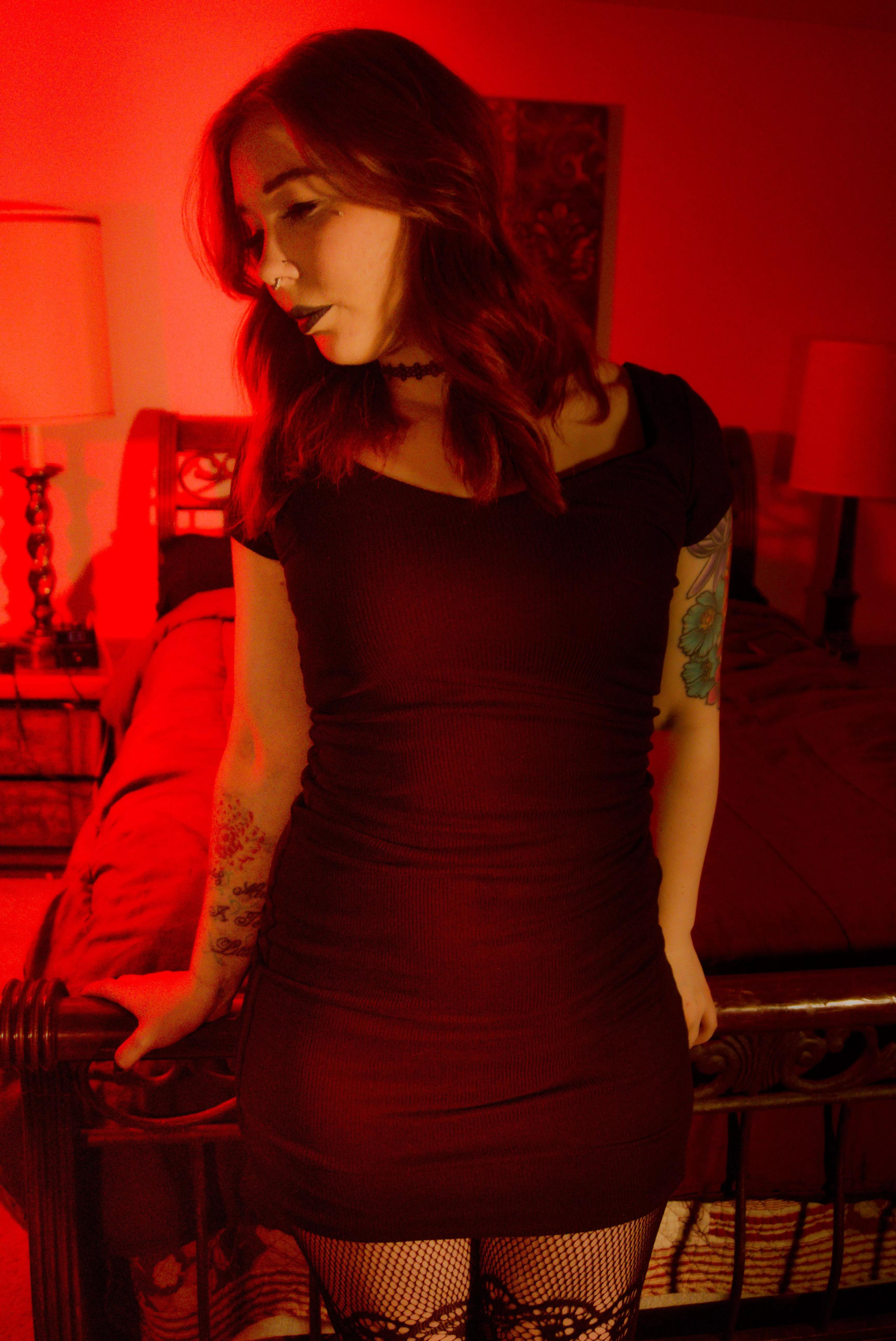  I thrive in the red light [F] posted by knotty_fay