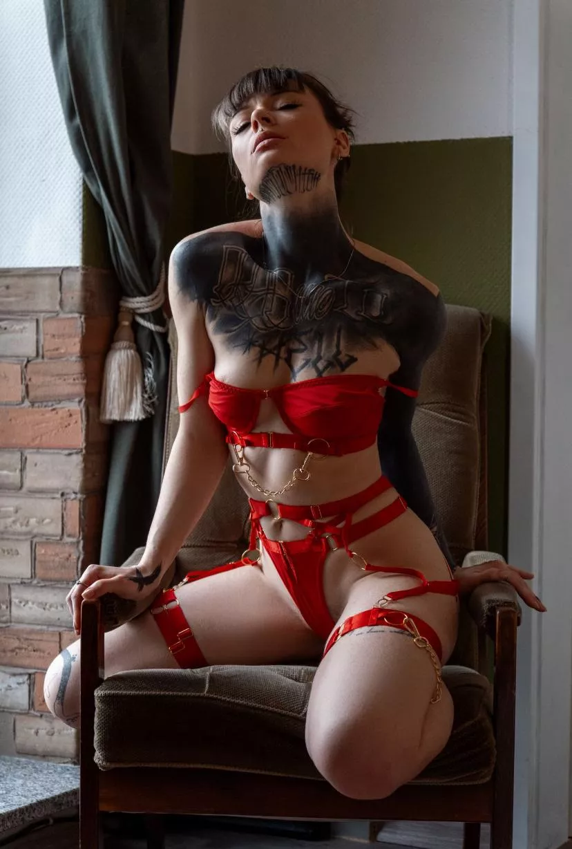 red's my fav colour, what's yours? [F] posted by relentlessxbabe