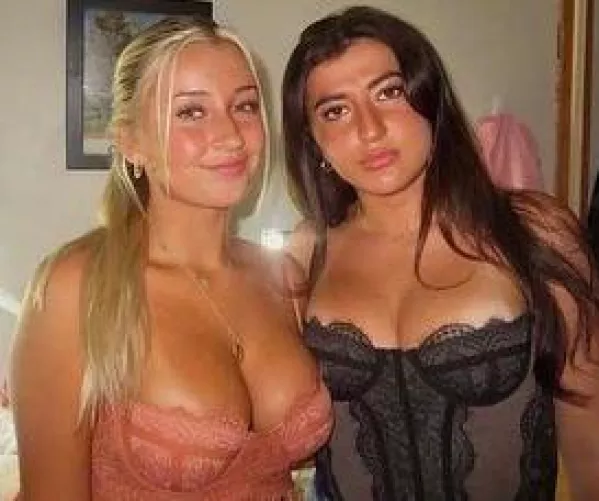 Right’s so jealous she can’t even smile by 600n3r61