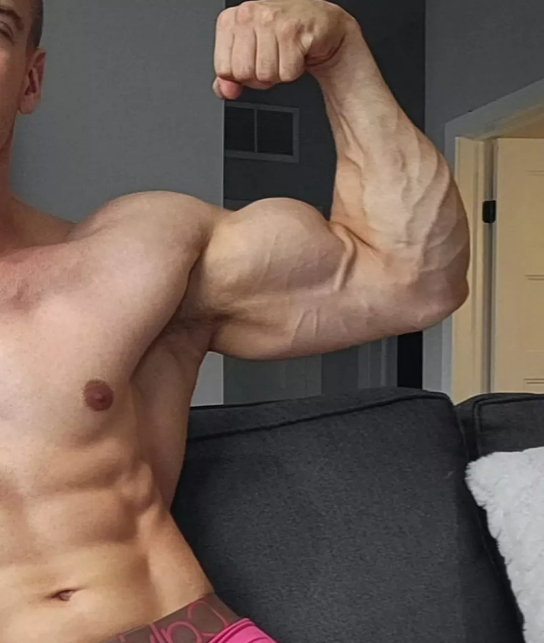 See anything you like 💪🏼😈..? posted by John_fitness91