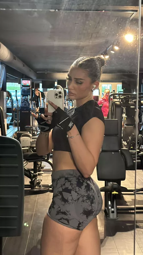 Would you eat my ass after a sweaty leg day? [F] by sexymaterialgirl