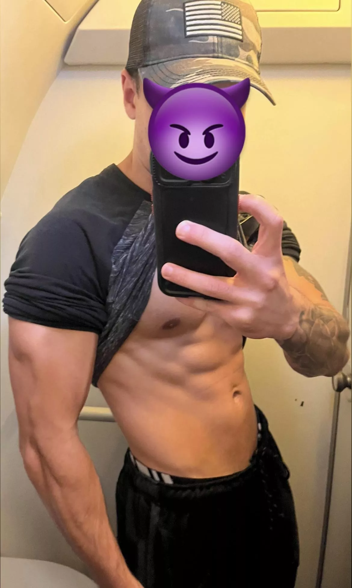 Barely fit in this ✈️ bathroom at 6’3 218lbs 🫢 posted by TheeGuyDerek