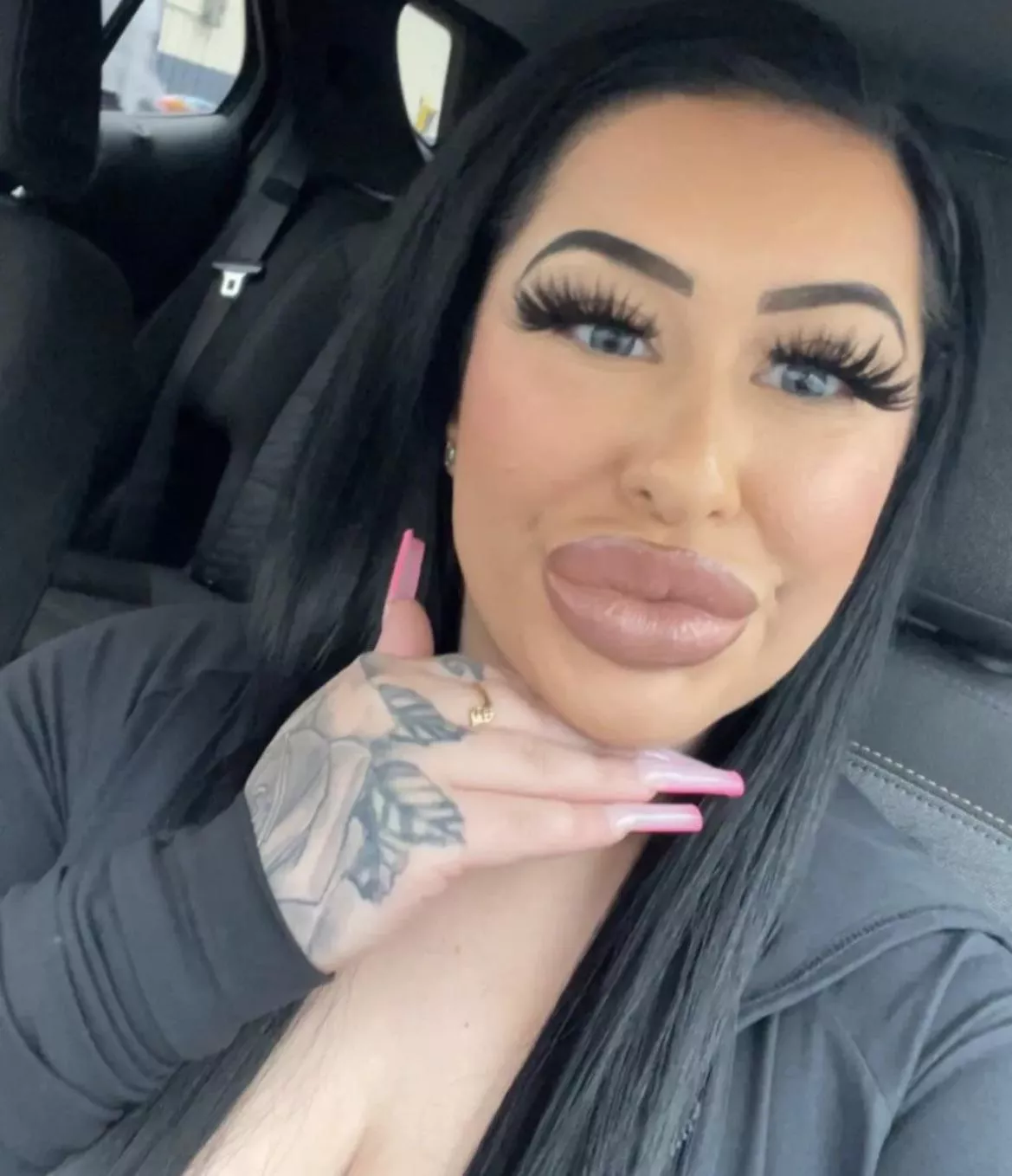 gawd damn I would die in those lips posted by Forsaken-Dot-8099