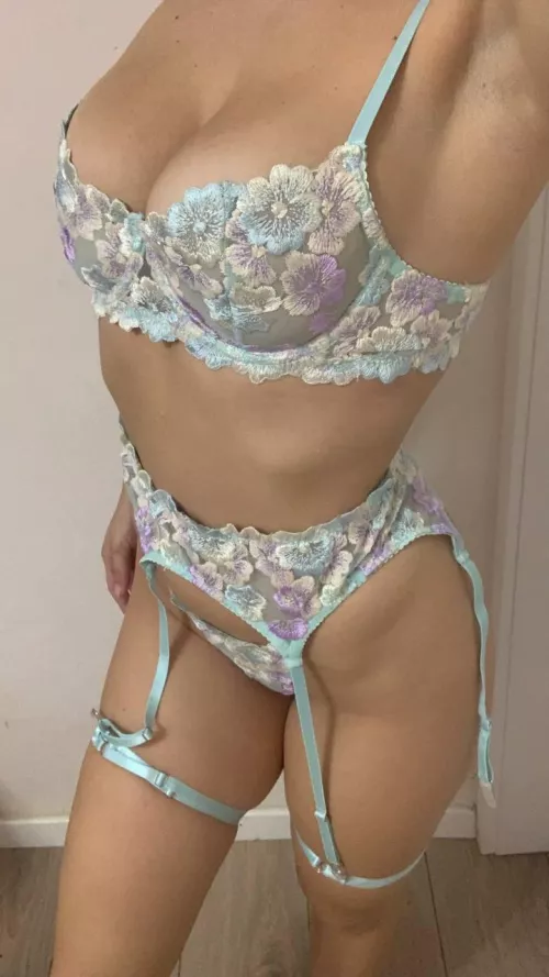 Still have to adjust some straps but already feeling so hot in these 💝 by goldennjulia