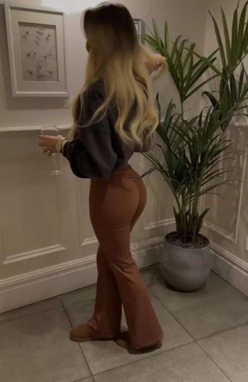 these leggings make me look curvyyyy  by amberaustinxoxo