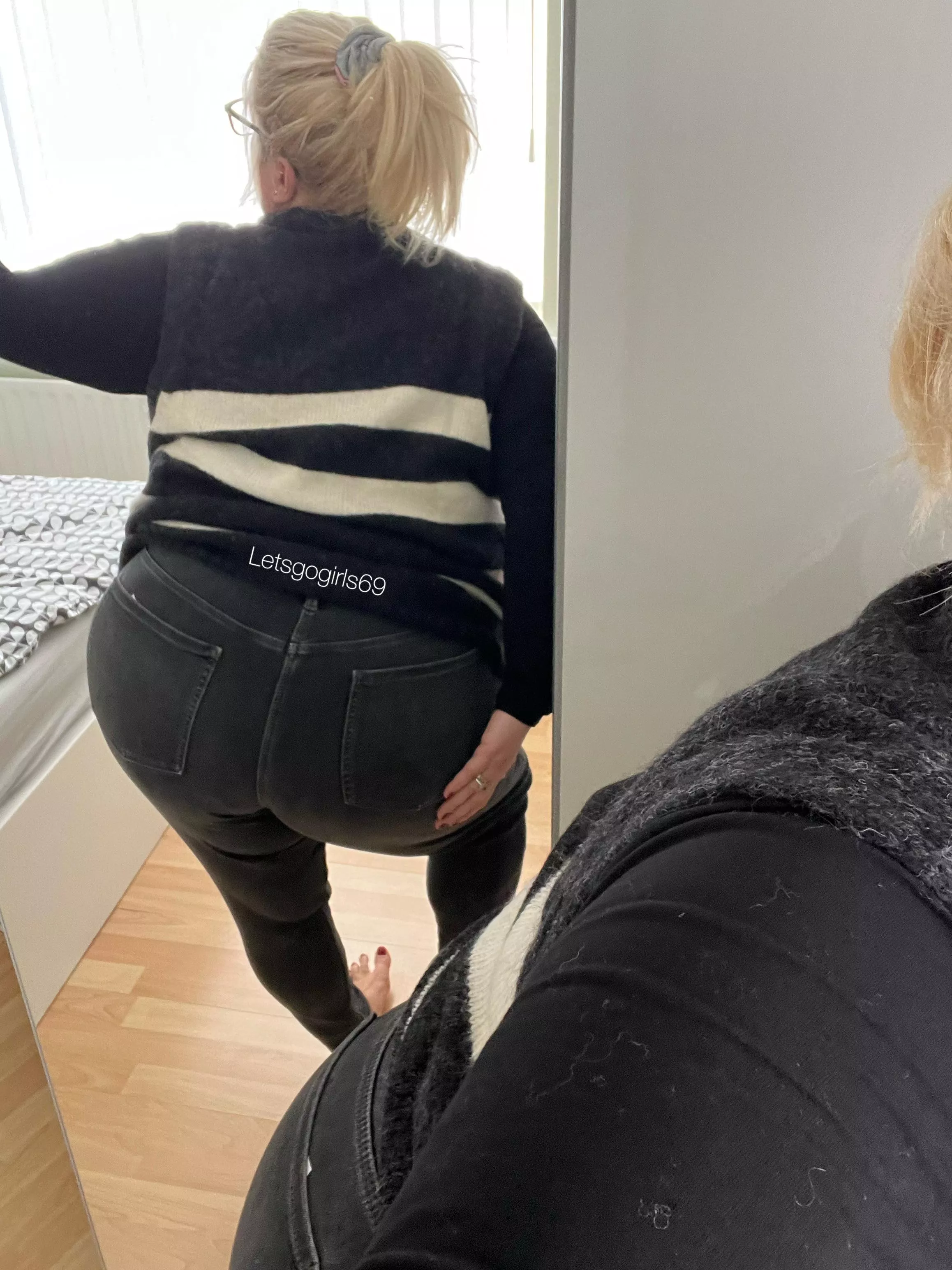 ⬛️cheeky mirror shot⬛️ posted by Letsgogirls69