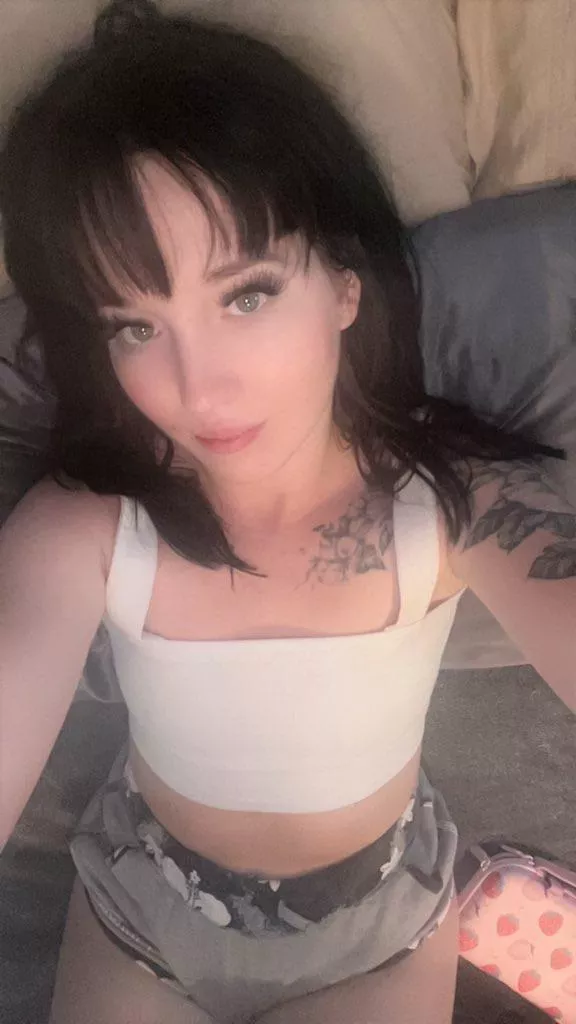 Heard you love a girl with bangs 🩵 posted by thebootybabes