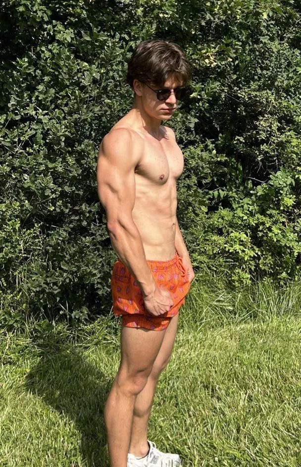 [M]Would you touch my muscles? posted by Select_Equipment4297