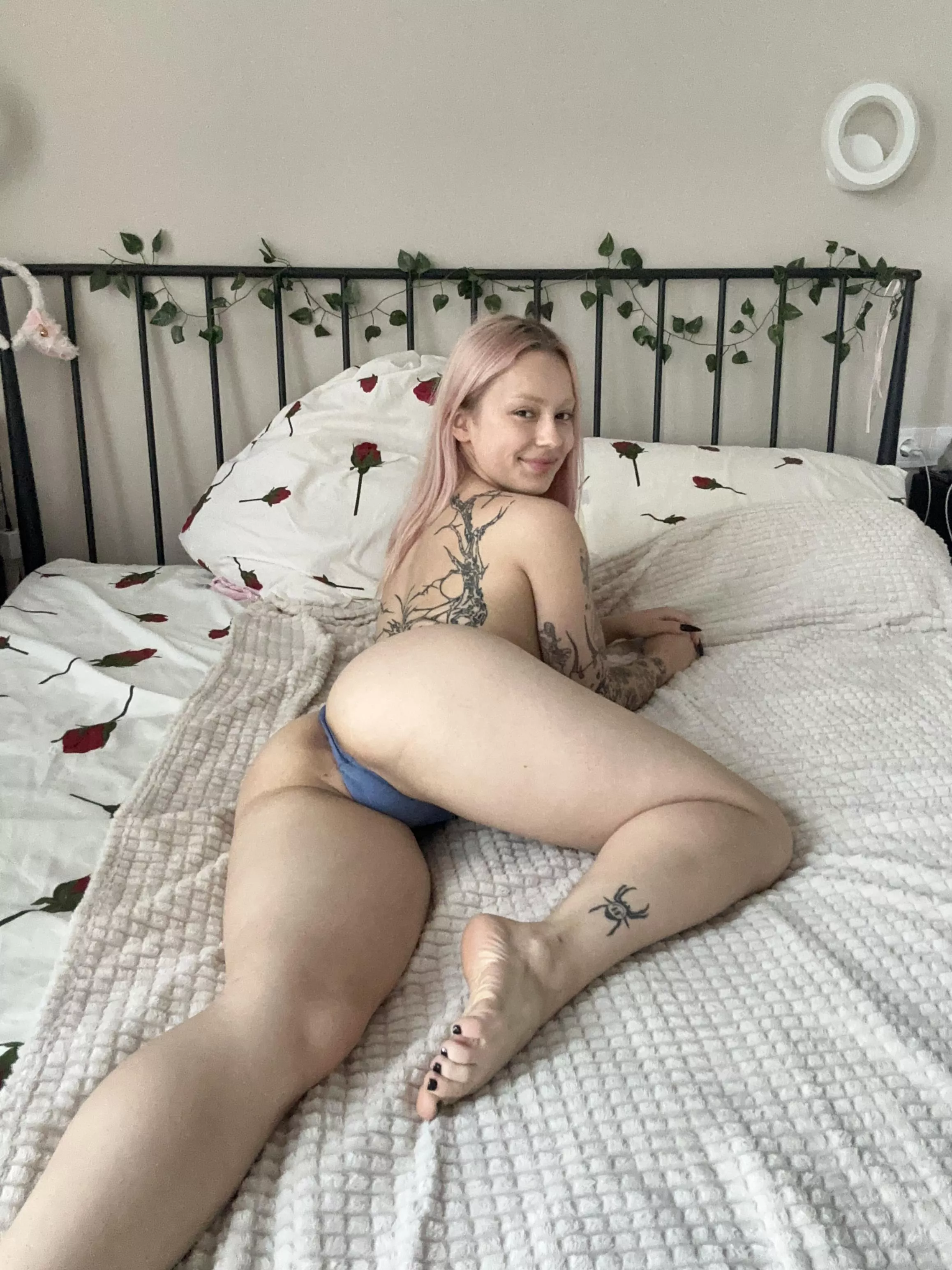 My butt and bare feet say hello posted by tavielin11