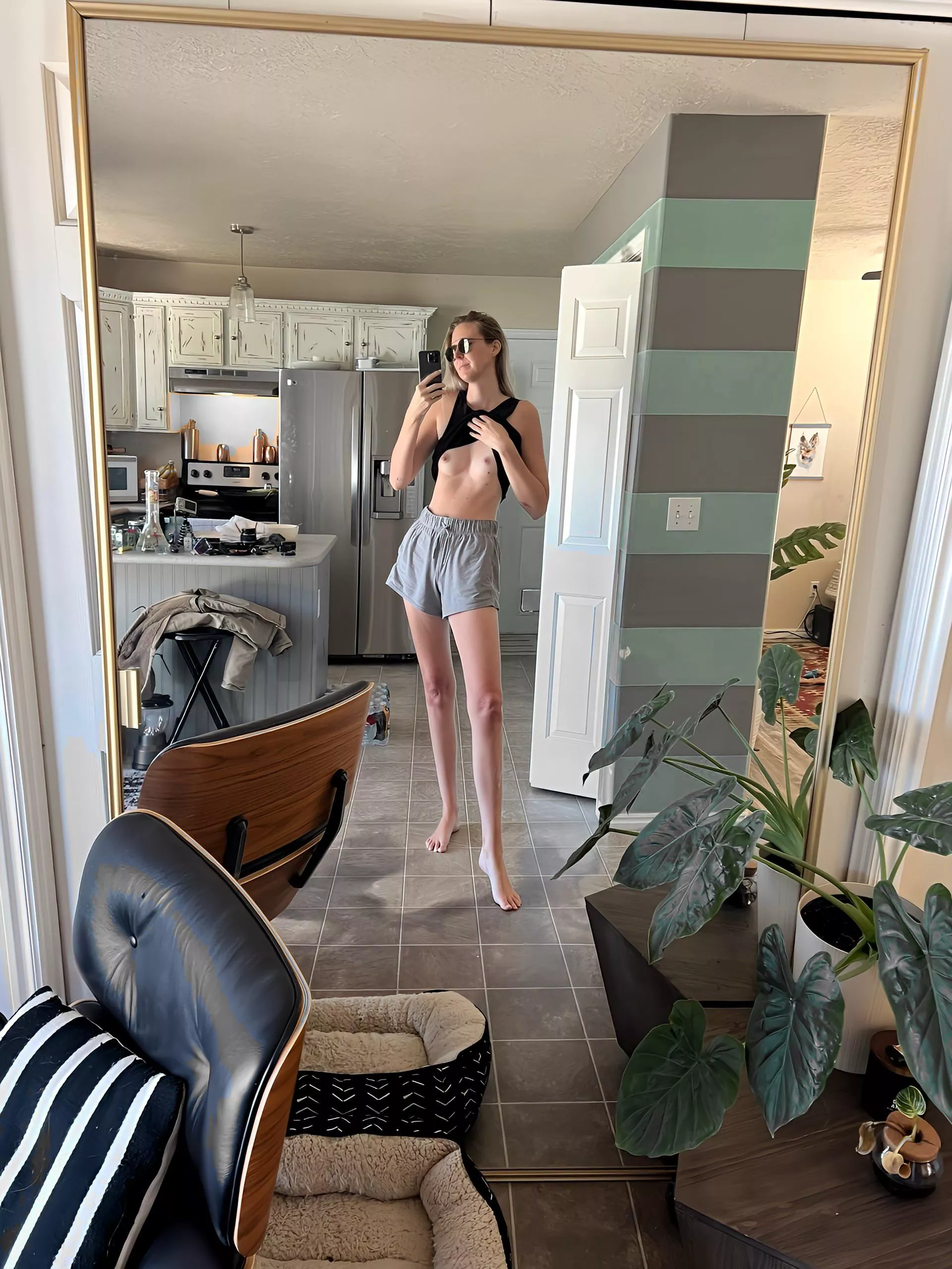 This mirror is actually big enough to capture all 6’1 o[f] me posted by IssyAusti