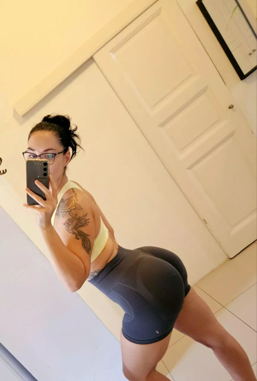 wearing these shorts gives me extra motivation in the gym! posted by FluidClothes7399