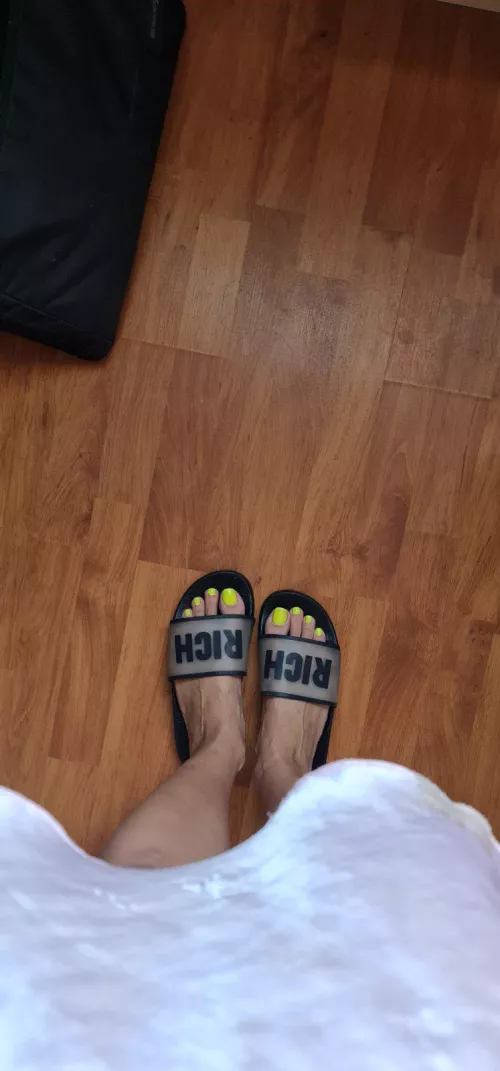 Do my toes look suckable (f41) by catsweethot