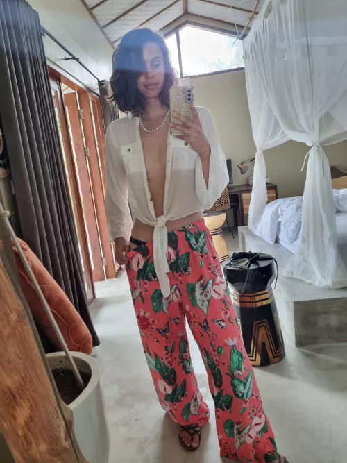 [F]eeling breezy on vacation by LeglessBob