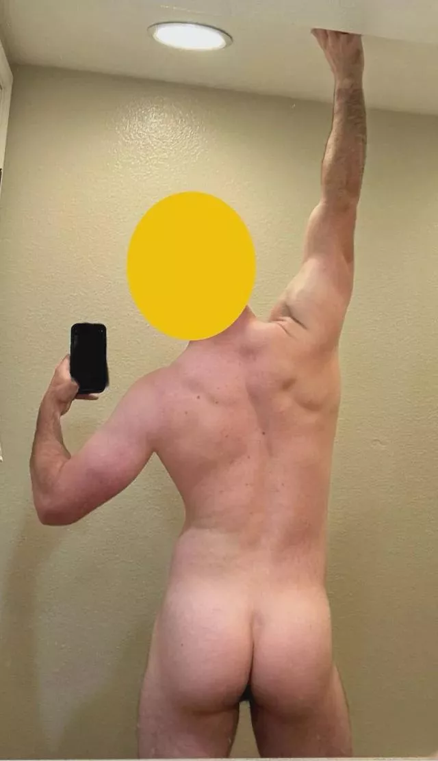 Life is more fun with some muscled butt cheeks 😊 posted by coveredpurple