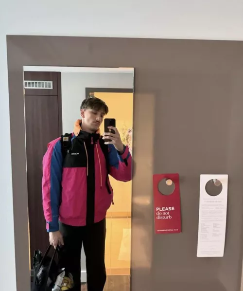 Would you spend the night with me? 🤫 by uwucluwu