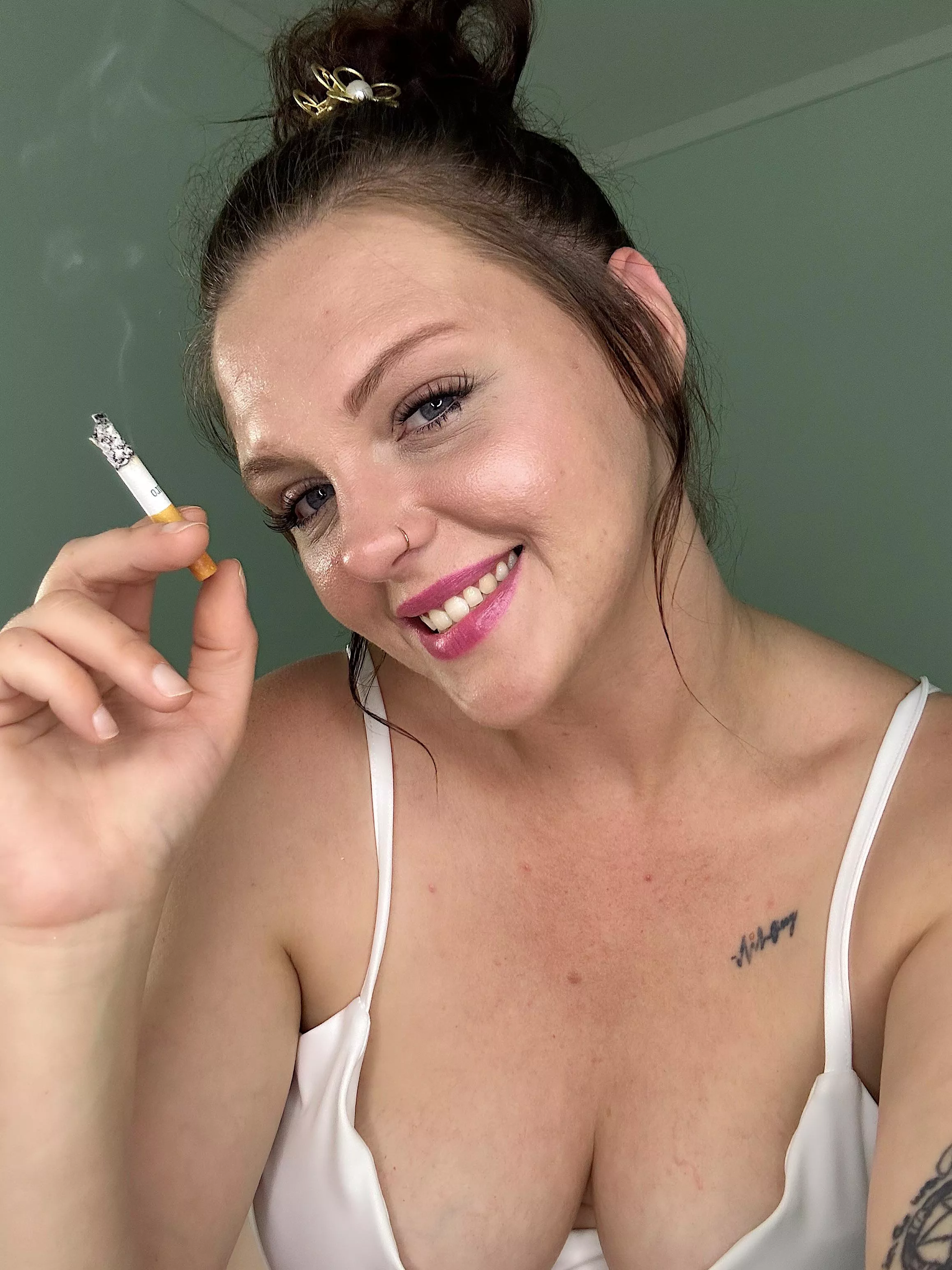 Almost finished should I spark up another 🚬  posted by stonerleigh22