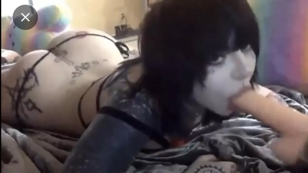 bros. Help me now, please. Hot goth chick with tattoos and a nice ass. I need a name asap. posted by goldholmium