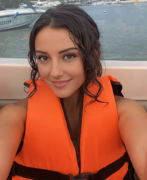 Feeling glamorous by SilkenSorceress