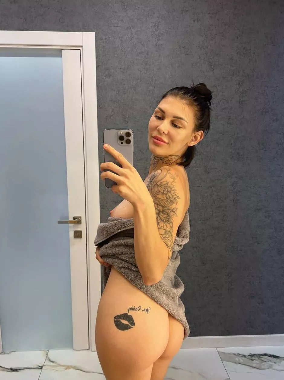 A quick booty shake posted by meow_meow_33