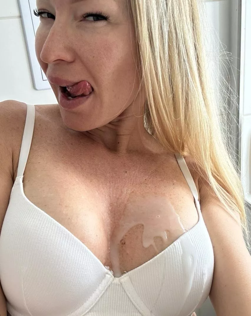 Blonde in lingerie posted by _LUNA_angel