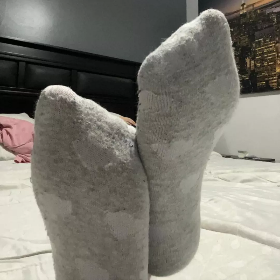 Socks on or Socks off, If off How would you peel them off?[oc] posted by cataaaaa303