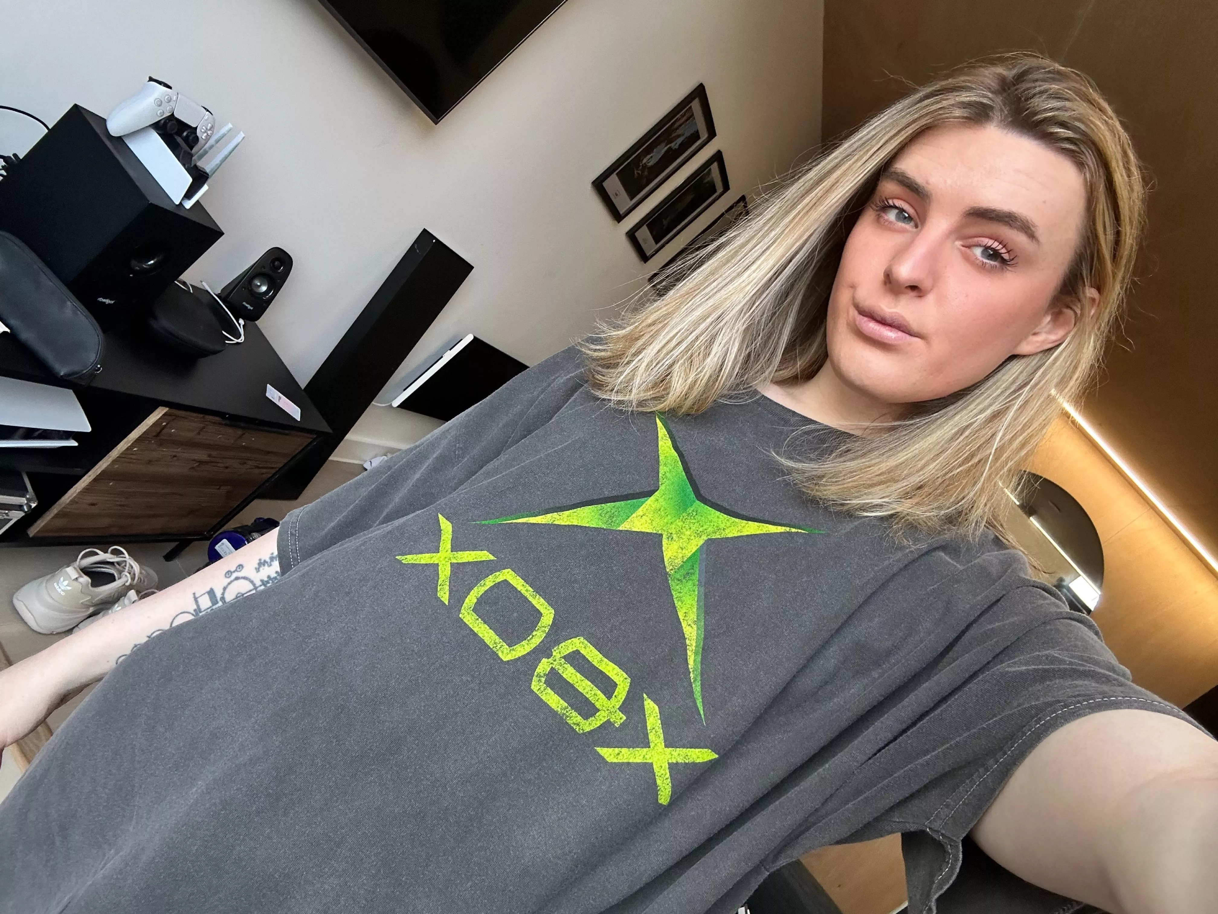 Are there any straight guys who wanna take this big shemale cock ;) posted by Lara_mcx