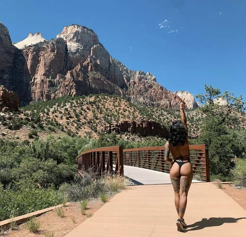 Freedom posted by Xblackeyelinerx