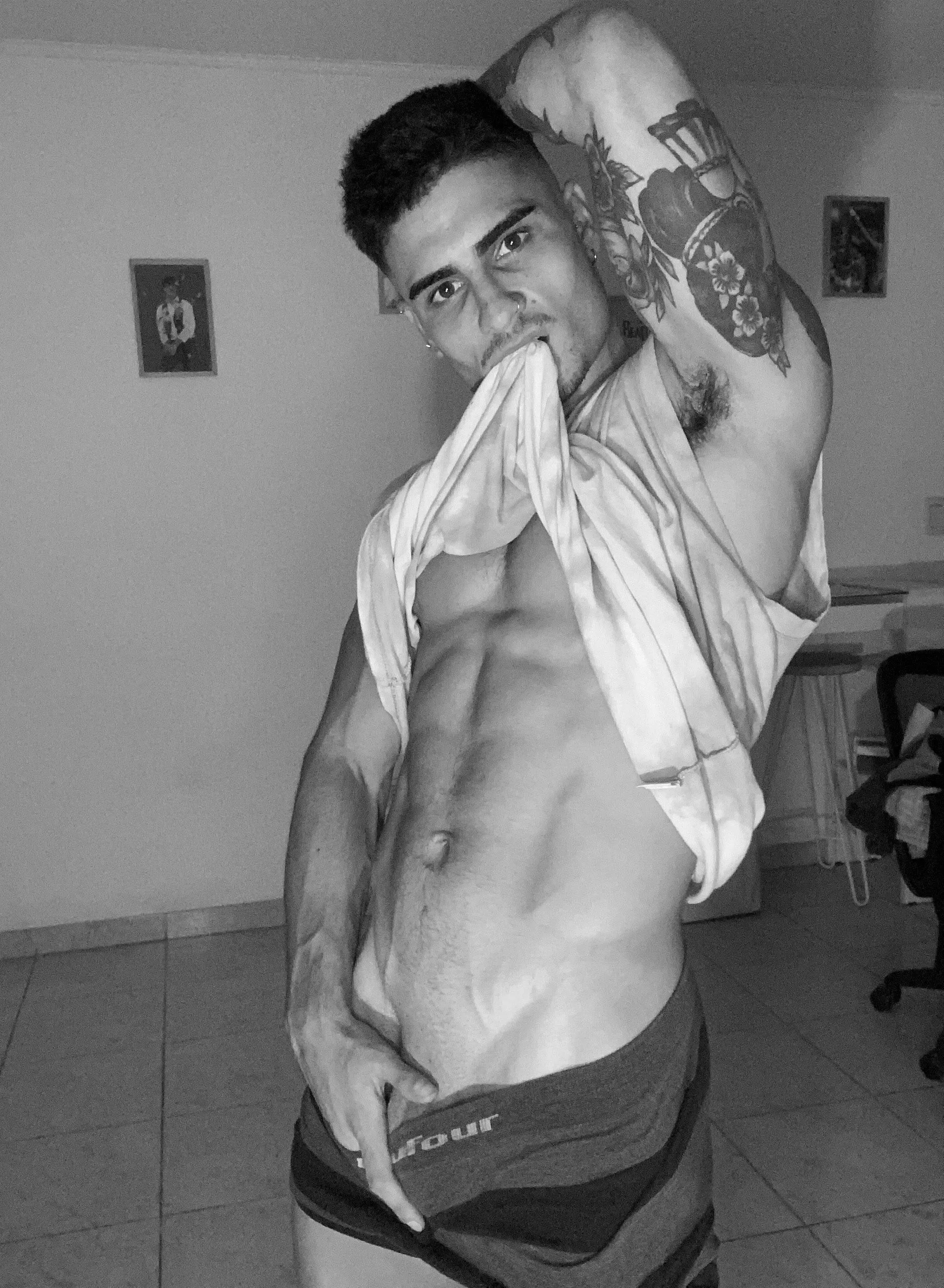 B&W Beauty  posted by ItsKingOliver